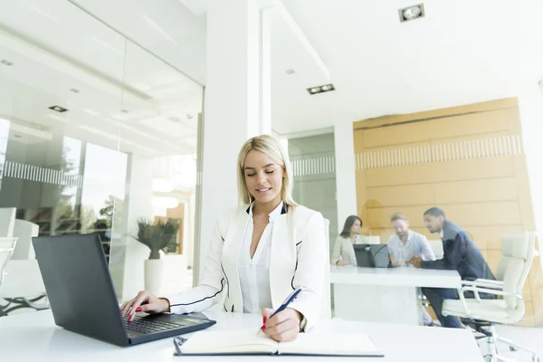 Young woman working in the office — Stock Photo, Image