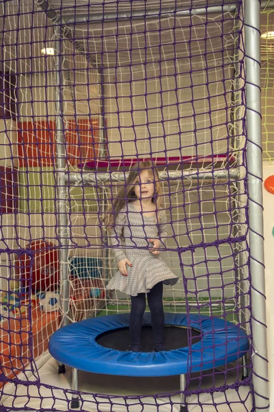 Kleines Mädchen auf dem Trampolin — Stockfoto