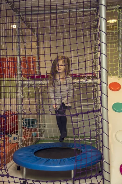 Meisje op de trampoline — Stockfoto