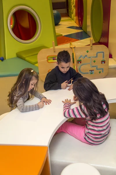 Crianças bonitos na sala de jogos — Fotografia de Stock