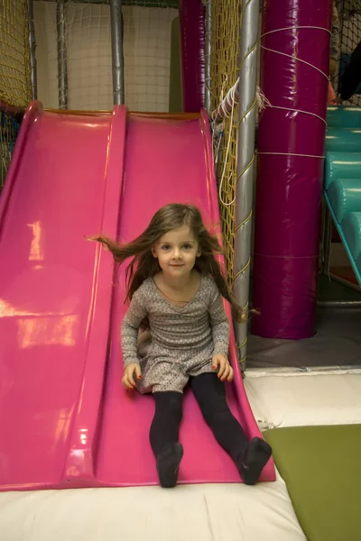 Kleines Mädchen auf Spielplatz — Stockfoto