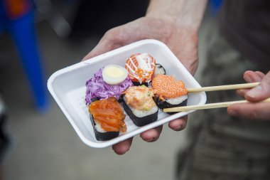 Suşi elinde bir plaka üzerinde