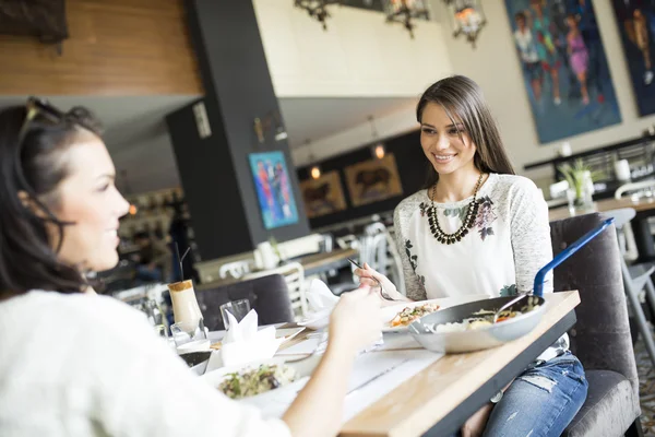 Dvě ženy v restauraci — Stock fotografie