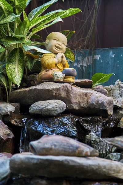 Liten buddhistisk munk skulptur — Stockfoto