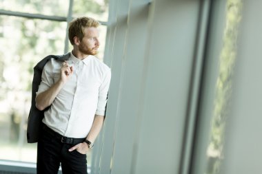 Ofisteki genç adam.