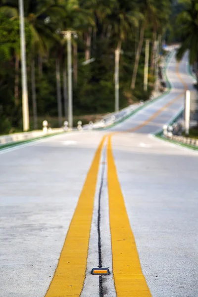 Lignes jaunes sur une route — Photo