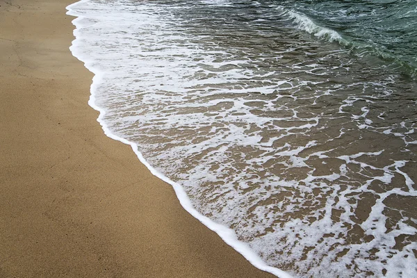 Hullámok a tengerparton megtekintése — Stock Fotó