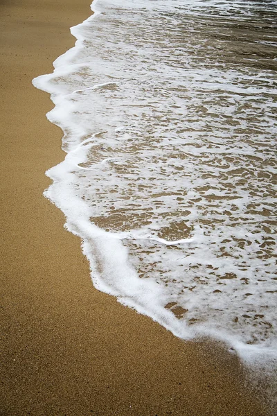 波在海滩上的视图 — 图库照片