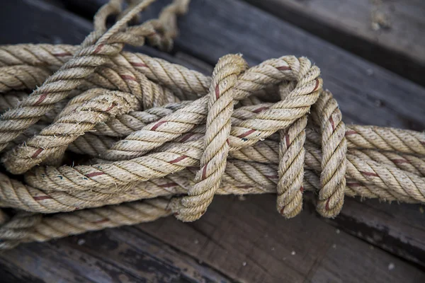 Cuerda atada en un barco — Foto de Stock