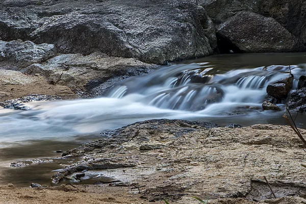 Вид на водный поток — стоковое фото