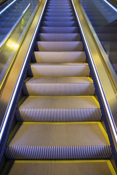 Vista de la escalera de una escalera mecánica — Foto de Stock