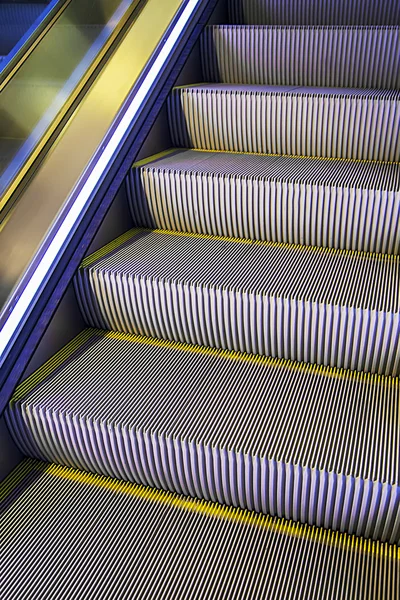 Vista de la escalera de una escalera mecánica — Foto de Stock