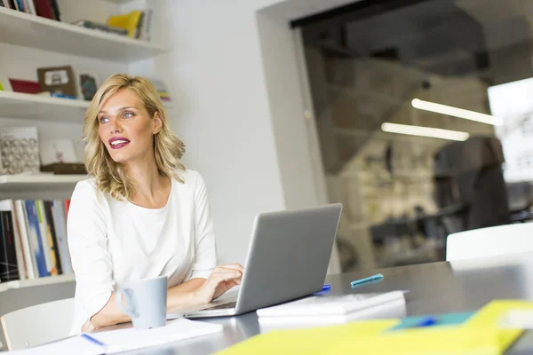 Frau arbeitet am Laptop — Stockfoto