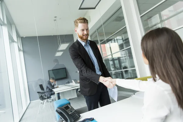 Affärsmän på kontoret — Stockfoto