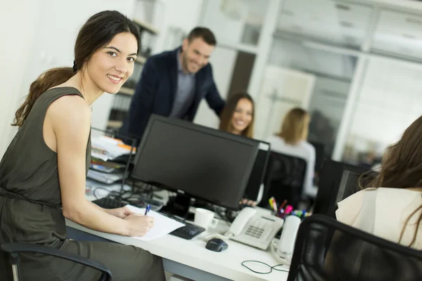 Frau arbeitet am Computer — Stockfoto