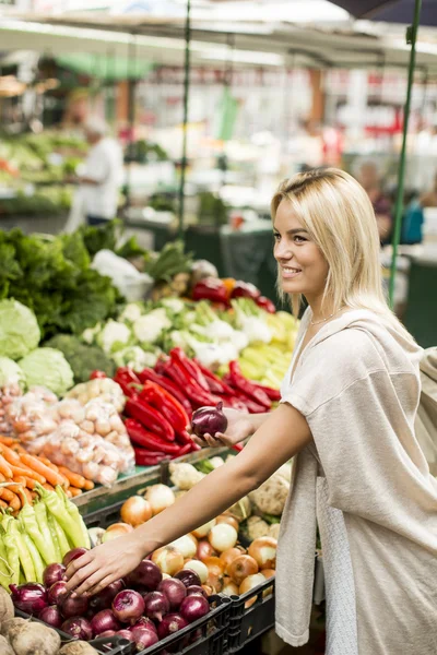 Mujer joven en el mercado — Foto de Stock