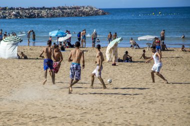 Kumsalda futbol oynayanlar