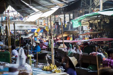 Bangkok yüzen pazarı