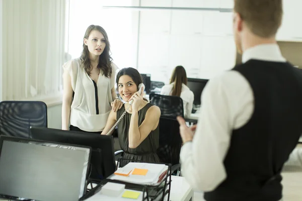 Gente de negocios en la oficina — Foto de Stock