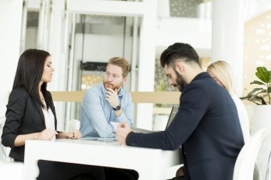 Ofisteki iş adamları.