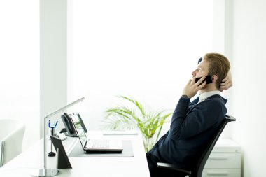 Görevdeki genç adam.