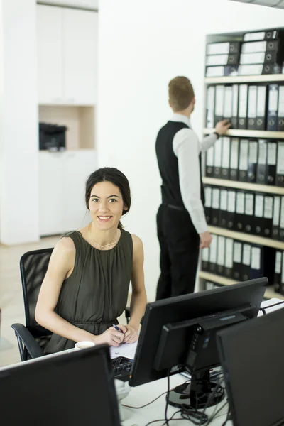 Young woman in the office — Stock Photo, Image