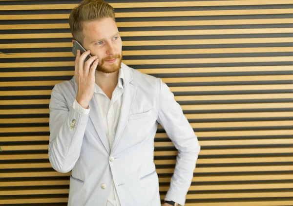 Biznesmen w telefonie w biurze — Zdjęcie stockowe