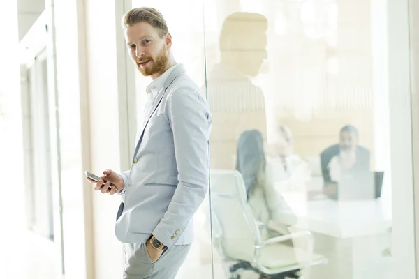 Homme d'affaires au téléphone dans le bureau — Photo