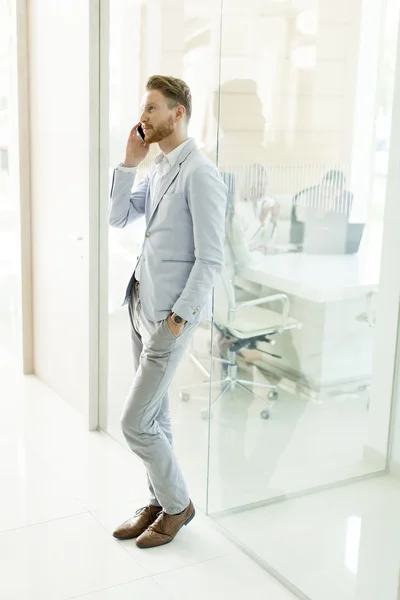 Geschäftsmann telefoniert im Büro — Stockfoto