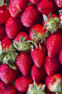 Piyasada olgun sreawberries