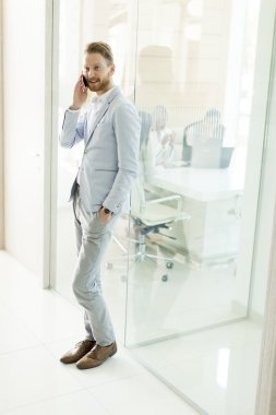 Adam telefonda ofiste