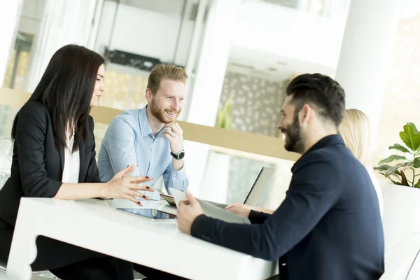 Affärsmän på kontoret — Stockfoto