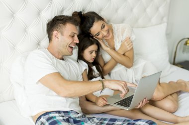 Anne, baba ve bir kız 