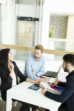 Ofisteki iş adamları.