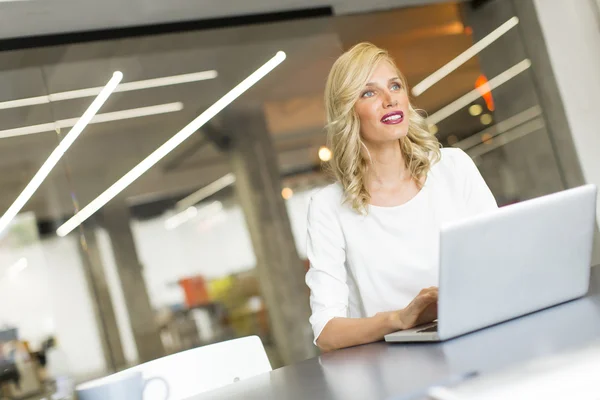 Vrouw die op laptop werkt — Stockfoto