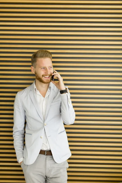 Uomo al telefono in ufficio — Foto Stock