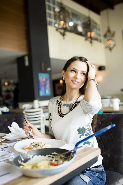 Mujer joven en el restaurante — Foto de Stock