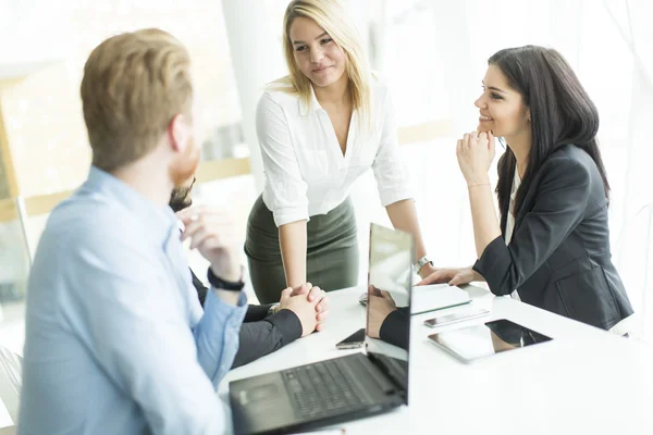 Werknemers op kantoor — Stockfoto