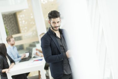 Telefonu olan genç bir adam.