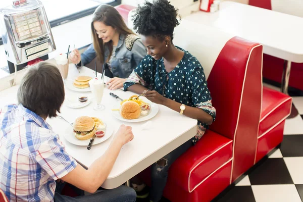 Freunde essen zu Abend — Stockfoto