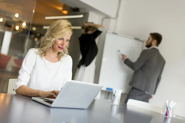 Vrouw die op laptop werkt — Stockfoto