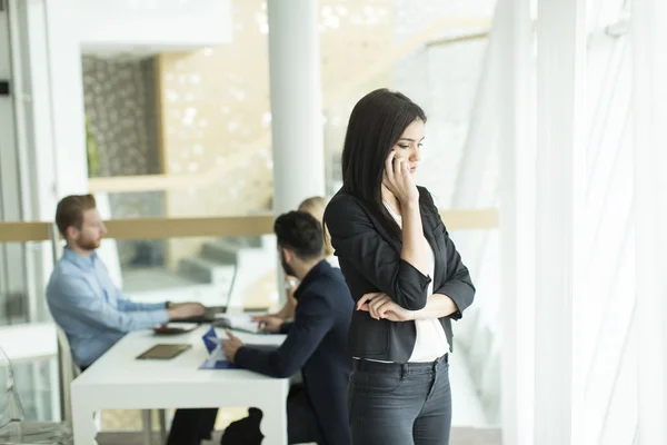 Ung kvinna i telefon — Stockfoto