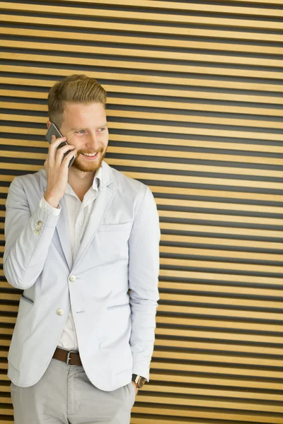 Mannen i telefon på kontoret — Stockfoto