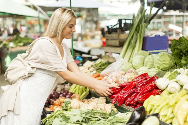 Junge Frau auf dem Markt — Stockfoto