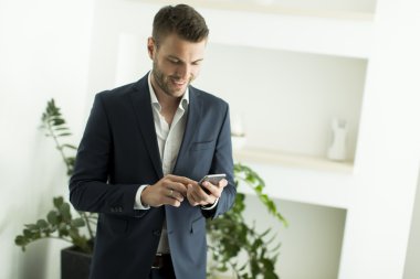 Telefonu olan genç bir adam.