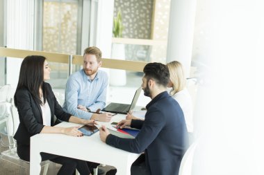 Ofisteki iş adamları.