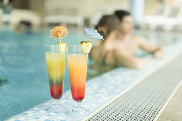 Couple of drinks by the pool — Stock Photo, Image