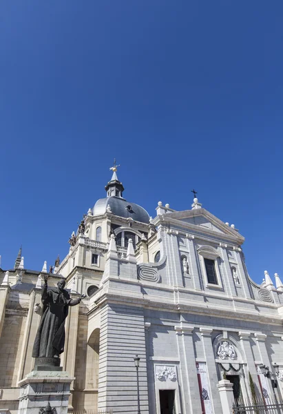 Kirche santa maria la real de la almudena — Stockfoto