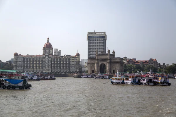 Boats in front of the Taj Mahal Palace Hotel — Stock Photo, Image