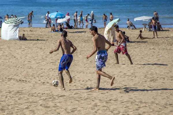 Mensen te voetballen bij het strand — Stockfoto